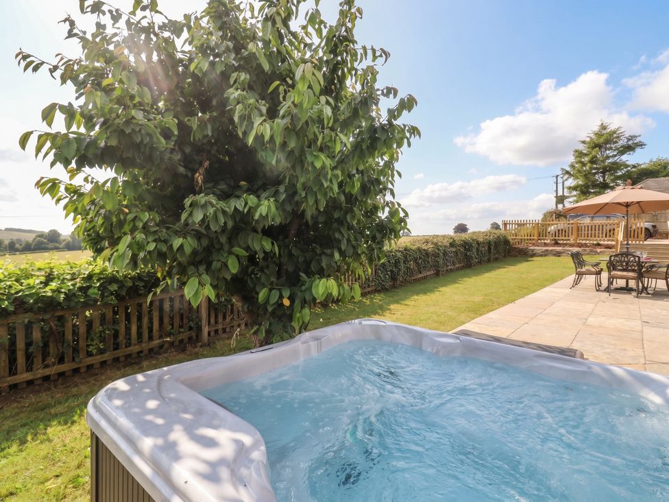 A hot tub and patio area at The Old Inn in Winterborne Whitechurch