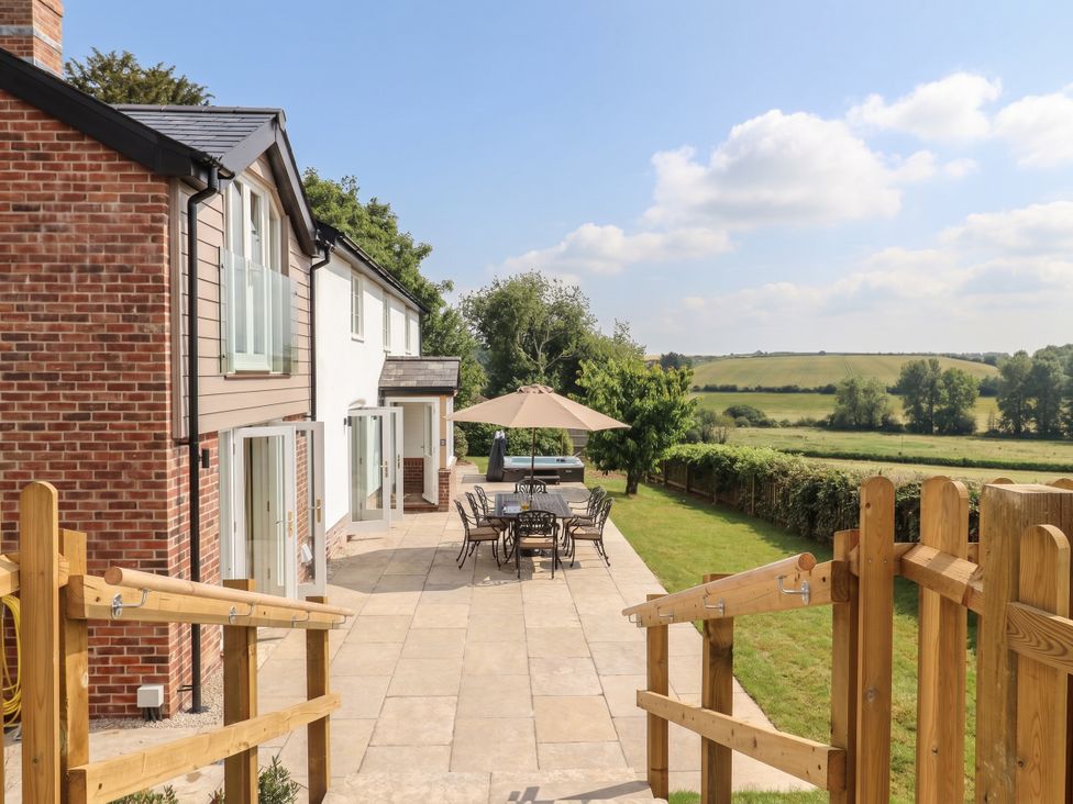 A garden with a patio and dining furniture at The Old Inn Winterborne Whitechurch