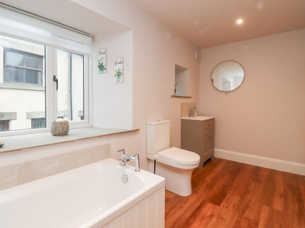 A bathroom featuring a bathtub, toilet and sink at Cobble Cottage in Clitheroe