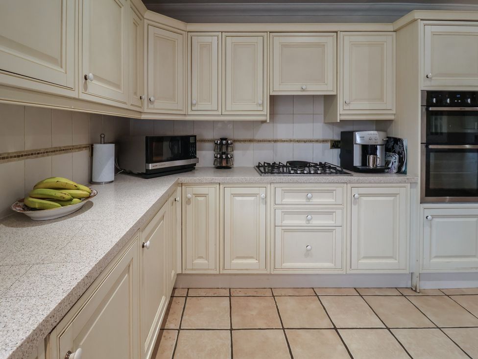 A kitchen with cabinets and appliances at Farmhouse in Beccles