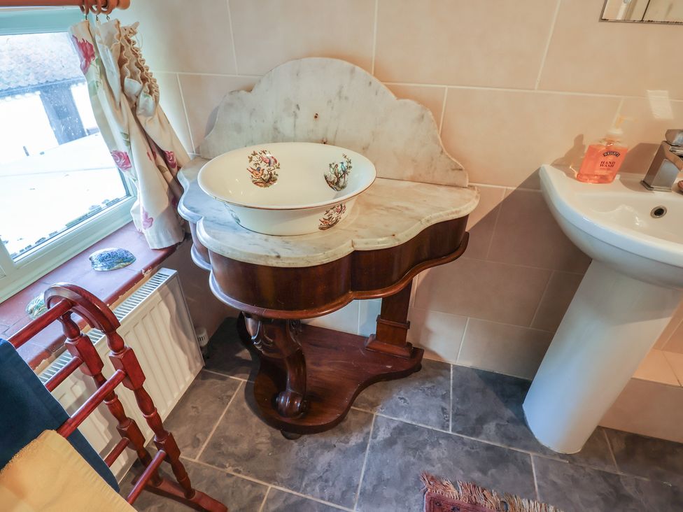 A bathroom with a marble countertop and bowl at the Farmhouse in Beccles