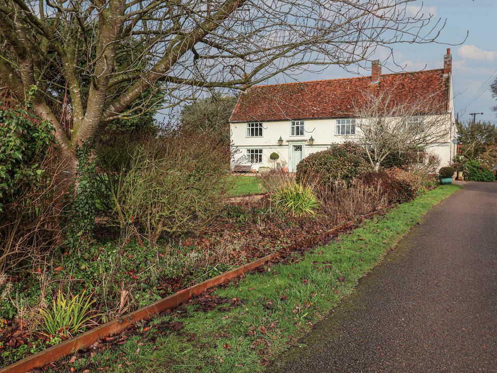 A house with a garden and road at Farmhouse in Beccles