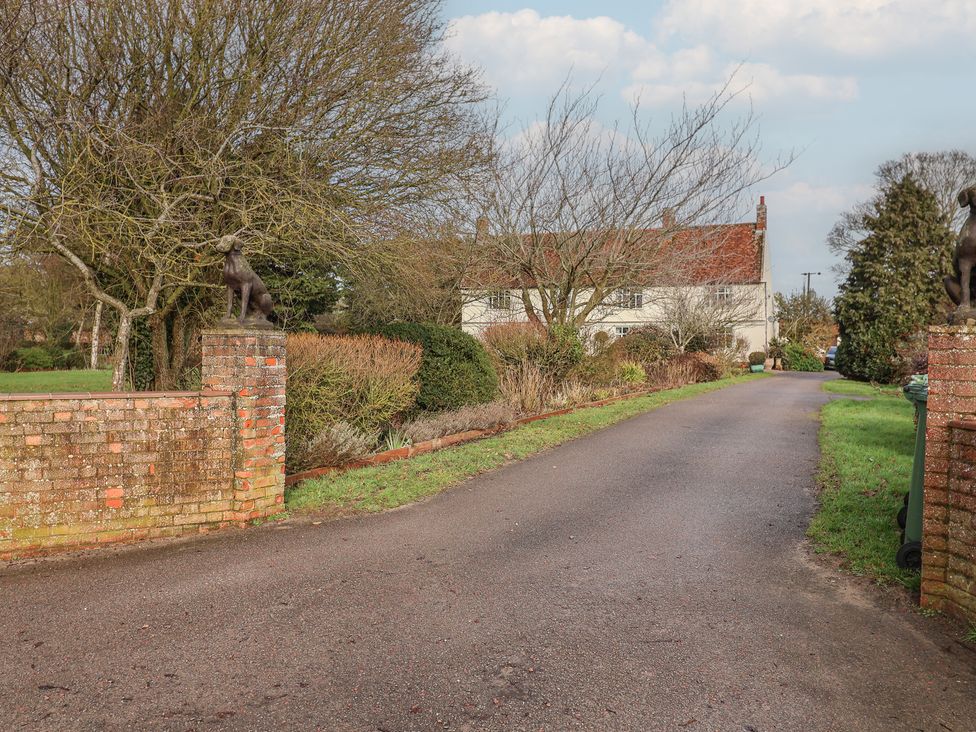 A driveway leading to a house at the Farmhouse in Beccles