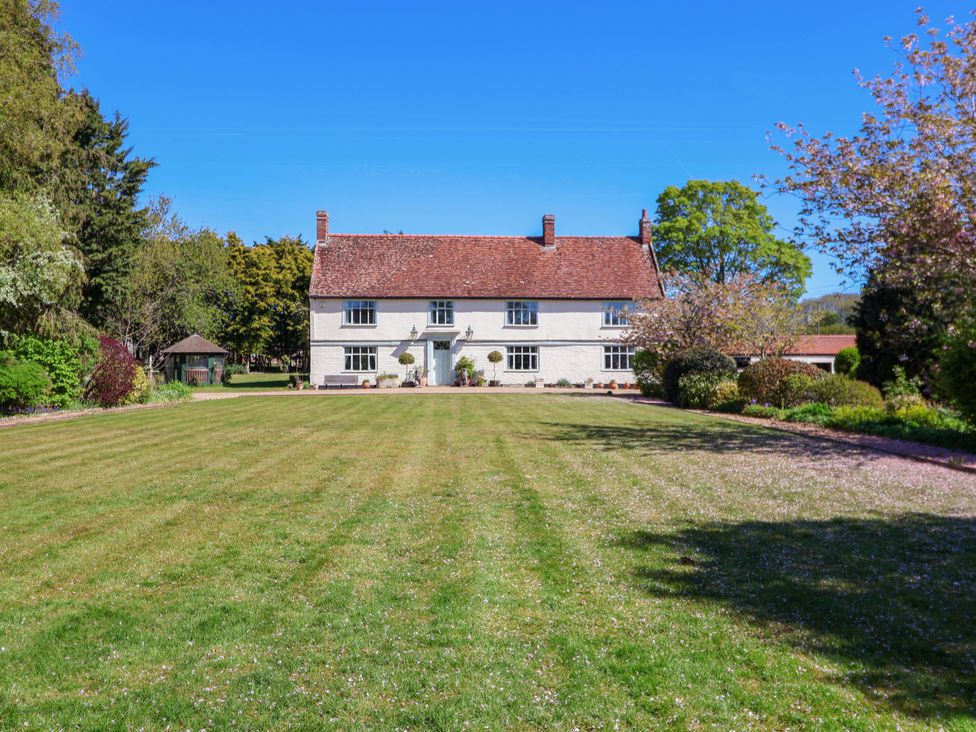 A house with a garden and lawn at Winston Hall in Beccles
