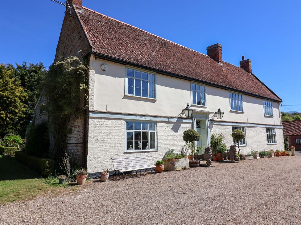 A house with windows and a door surrounded by garden on the exterior at Winston Hall in Beccles