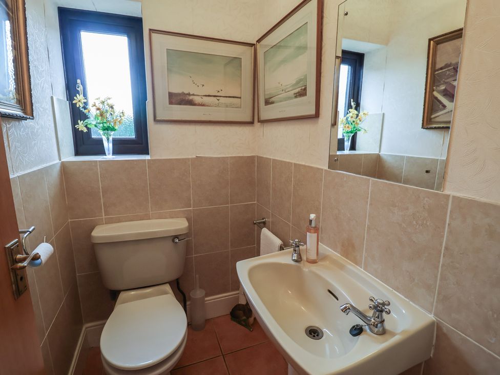 A bathroom with a sink and toilet at Winston Lodge in Beccles