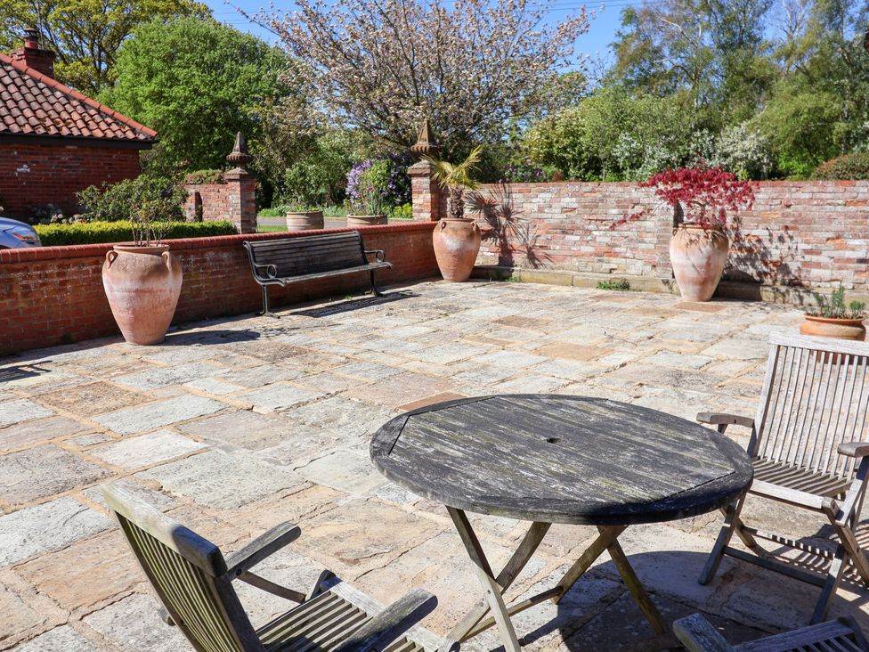 An outdoor area with table and chairs at Winston Lodge in Beccles