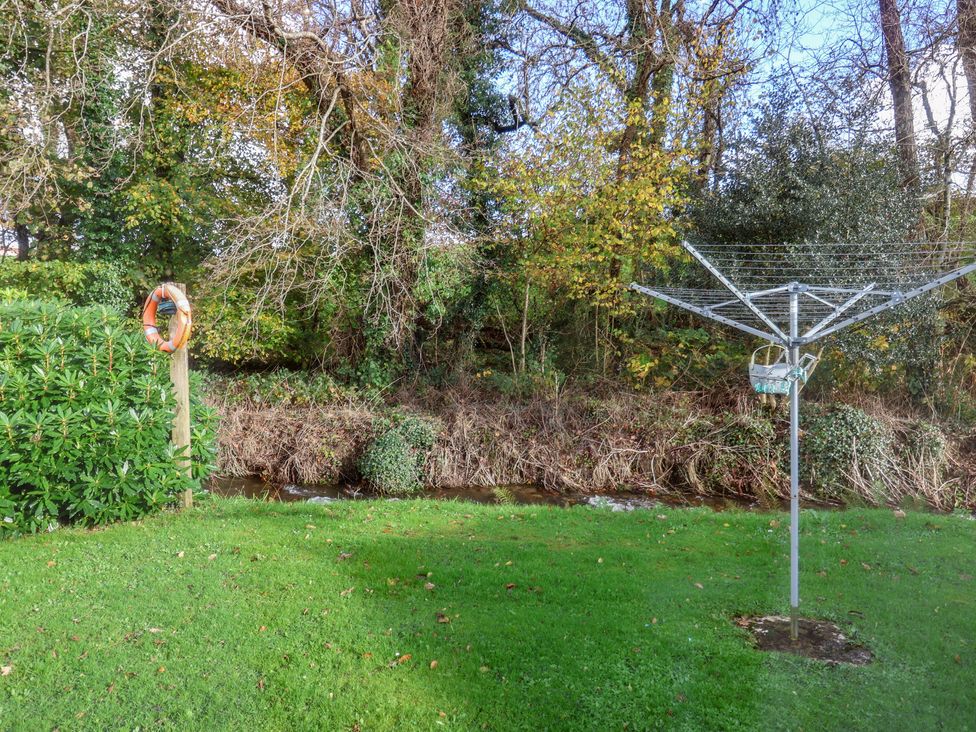 A garden with a clothesline and life ring at Westview in Liskeard