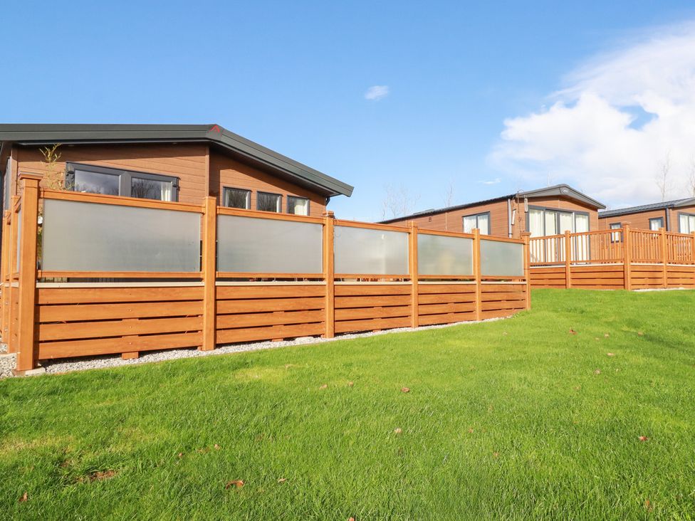 Wooden fences and cabins on a lawn at FW4 (Fairways 4) 