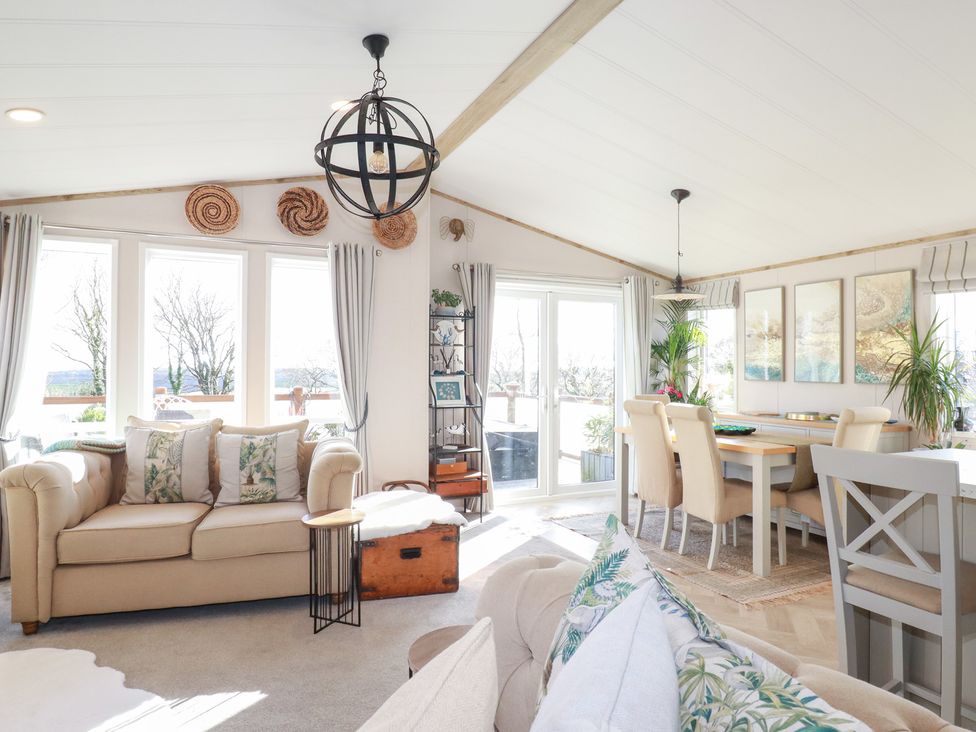 A living room with a sofa and dining table at FW4 (Fairways 4)