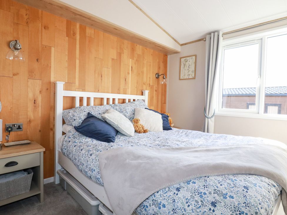 A bedroom with a bed and a nightstand at FW4 (Fairways 4)