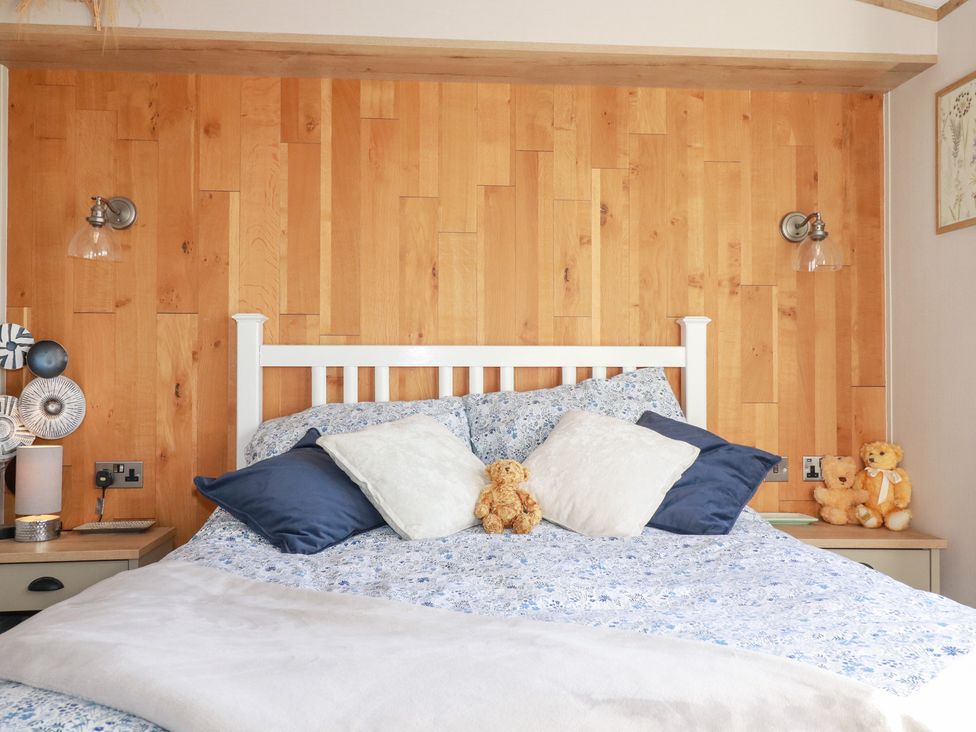 A bedroom with a bed and teddy bears at FW4 (Fairways 4)