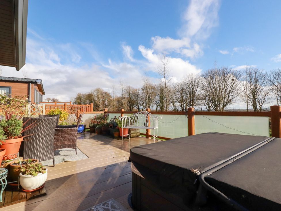 A deck with seating and a hot tub at FW4 (Fairways 4)