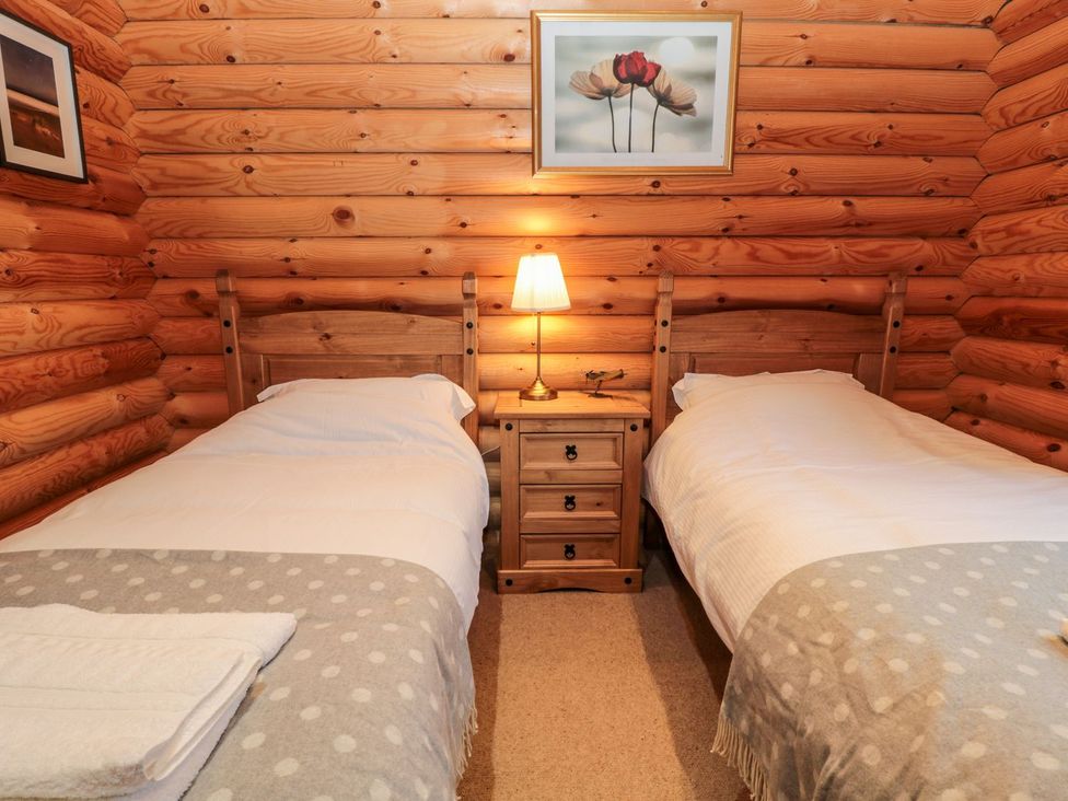 A bedroom with two beds and a nightstand at Little Bears Hideaway @ 23 Lakeside in Felmoor Park near Felton