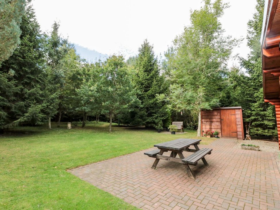 A garden with a picnic table and shed at Little Bears Hideaway @ 23 Lakeside Felmoor Park near Felton