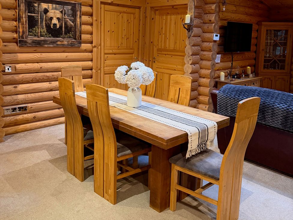 A dining room with a table and chairs at Little Bears Hideaway @ 23 Lakeside Felmoor Park near Felton