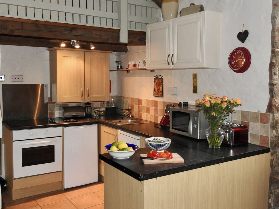 A kitchen with appliances and a fruit bowl at Butterslade