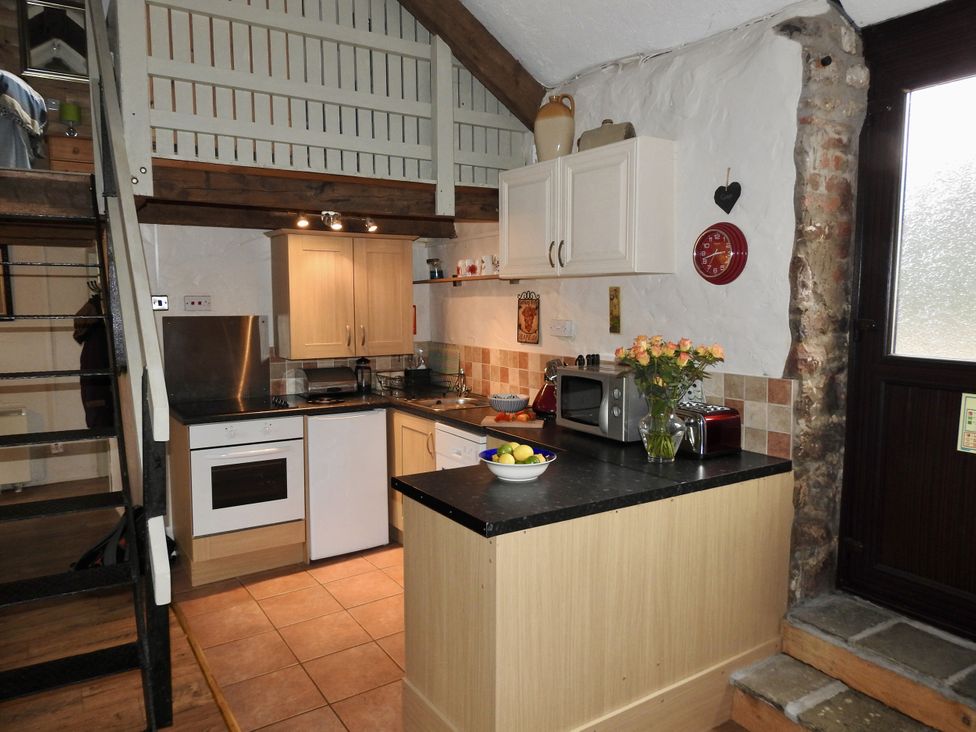 A kitchen with appliances and a fruit bowl at Butterslade