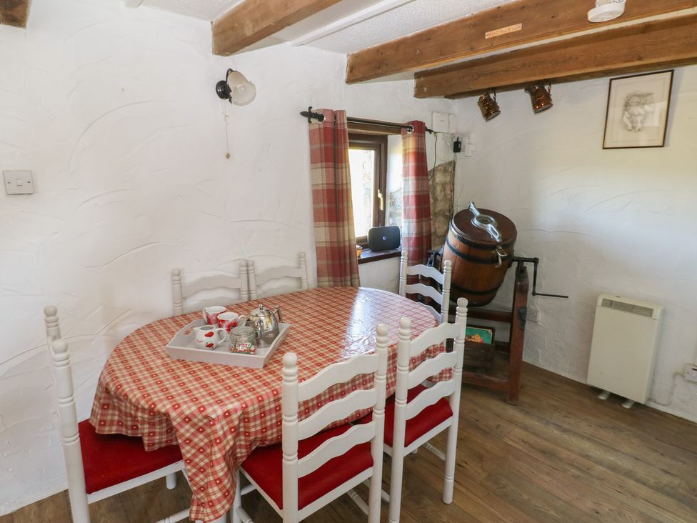 A dining room with a table and chairs at Butterslade in Port Eynon