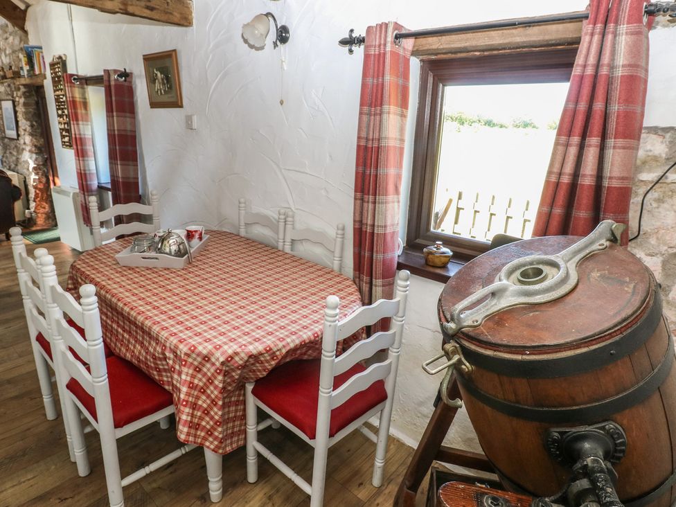 A dining room with a table and chairs at Butterslade in Port Eynon