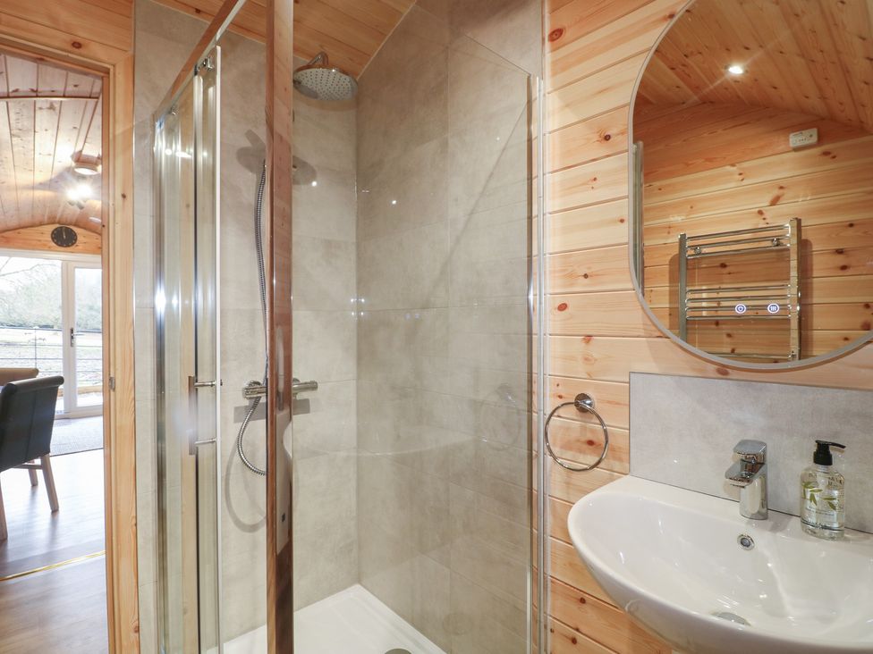 A bathroom with shower and wash basin at Park View Lodge