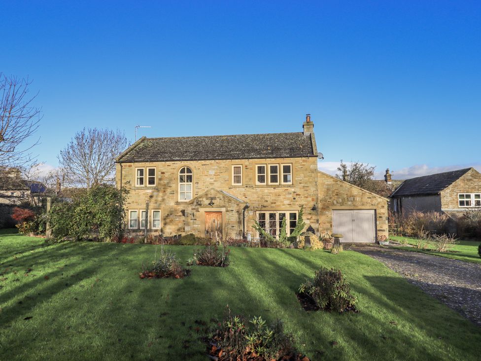 A house with a garage and driveway at Orchard House Leyburn