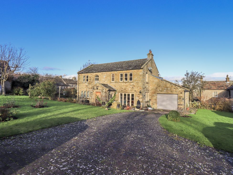 A house with a garage and garden at Orchard House in Leyburn