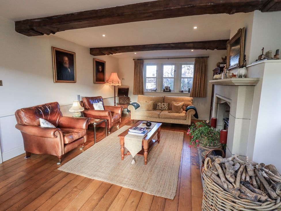A living room with leather chairs and a coffee table at Orchard House in Leyburn