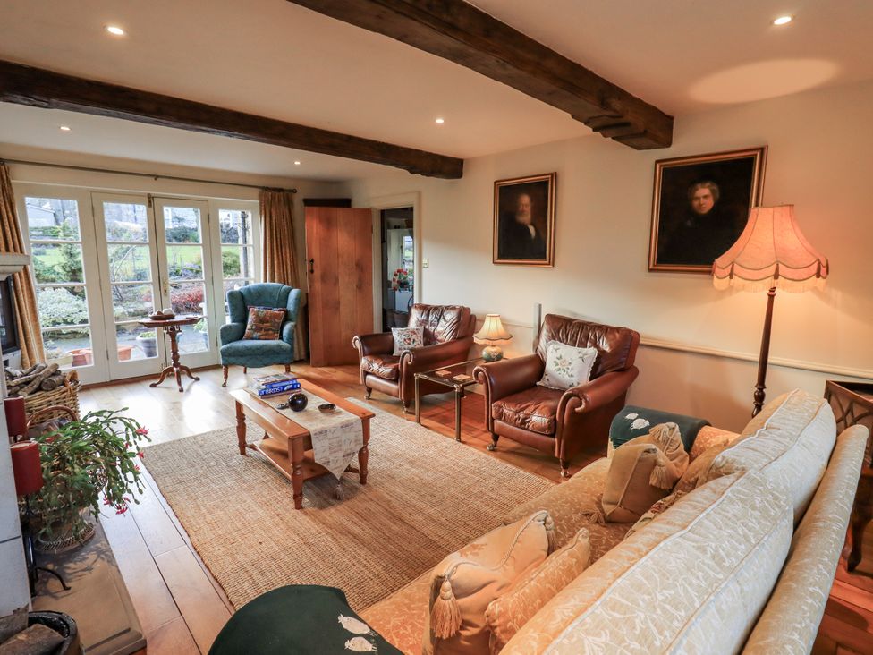 A living room with seating and a table at Orchard House Leyburn