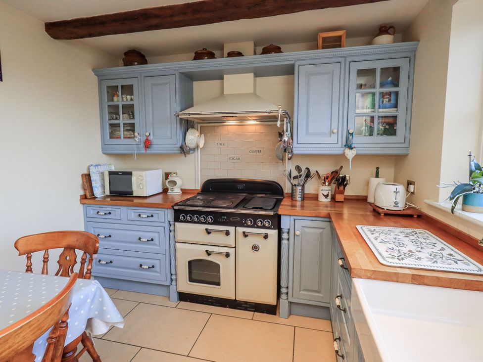 A kitchen with cabinets and appliances at Orchard House in Leyburn