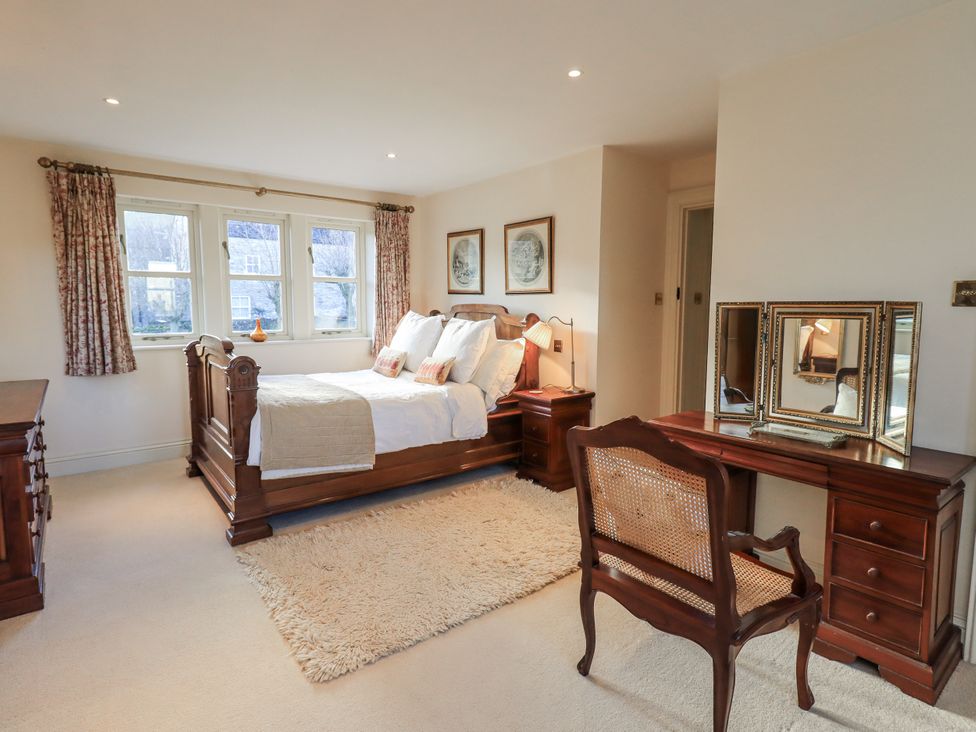 A bedroom with a bed and dressing table at Orchard House in Leyburn