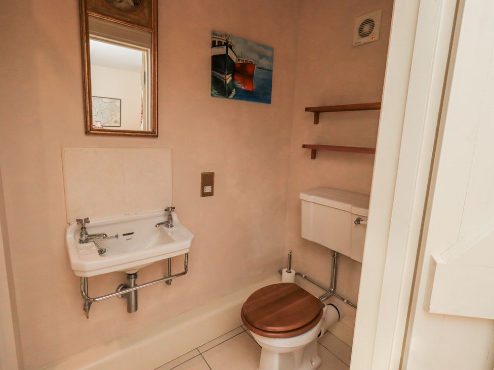 A bathroom with a sink and toilet at Orchard House in Leyburn