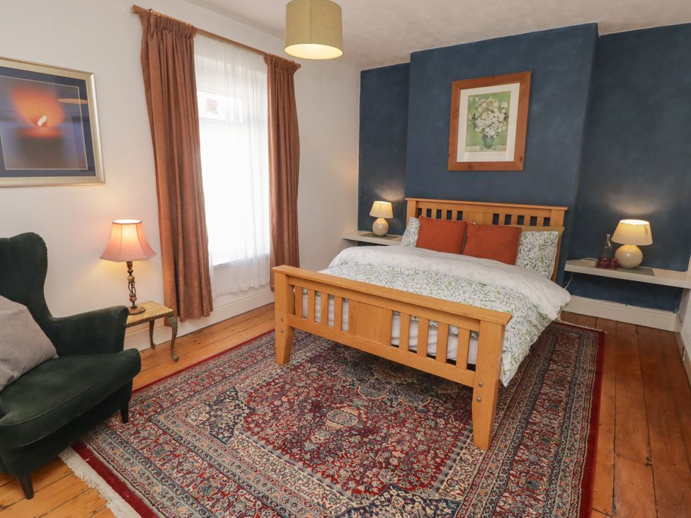 A bedroom with a bed and lamps at 18 Kent Street Cardiff