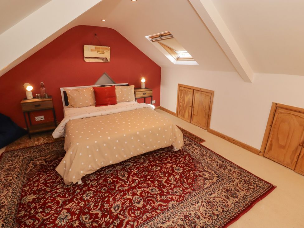 A bedroom featuring a bed and bedside table at 18 Kent Street, Cardiff