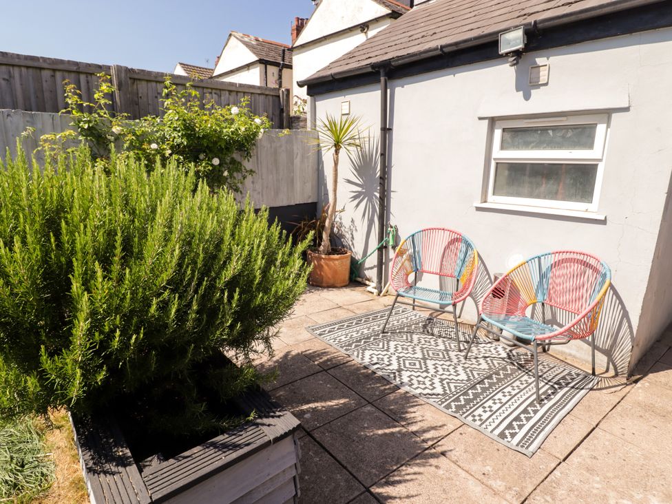 A garden with chairs and a plant at 18 Kent Street, Cardiff