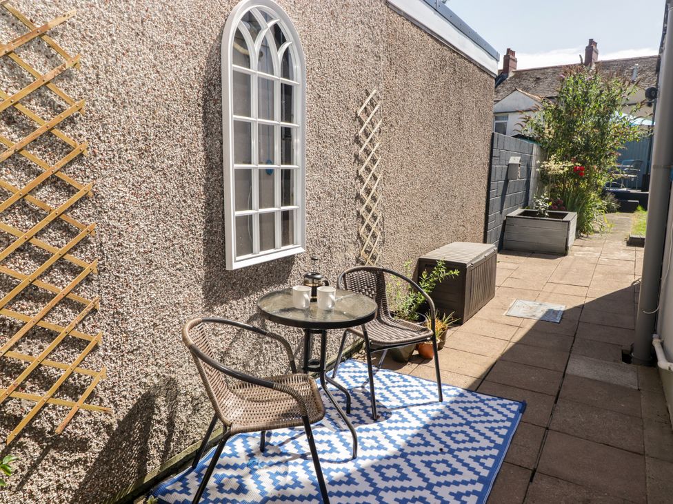 A garden with a table and chairs at 18 Kent Street Cardiff