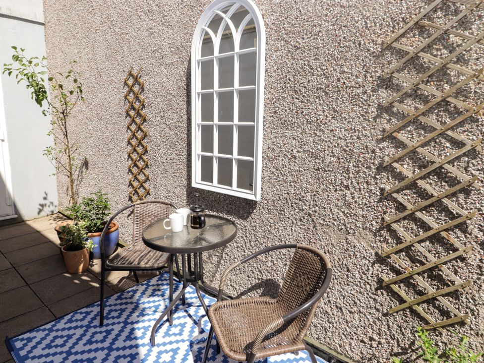 An outdoor seating area with a table and chairs at 18 Kent Street Cardiff