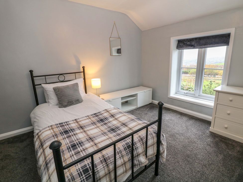 A bedroom with a single bed and a window at The Farmhouse in High Peak