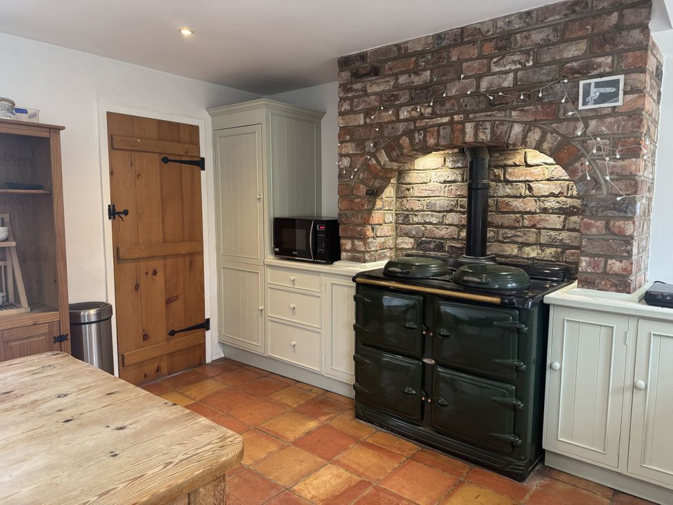 A kitchen with an oven and a microwave at The Farmhouse in High Peak