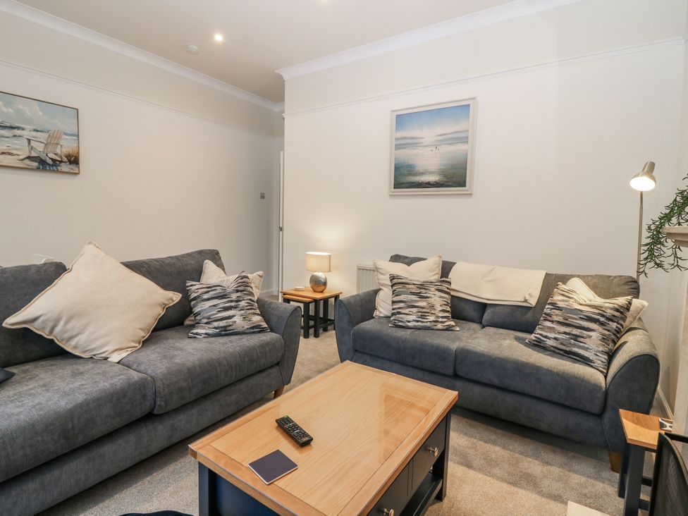 A living room with sofas and a coffee table at Cairndhu in Bossiney