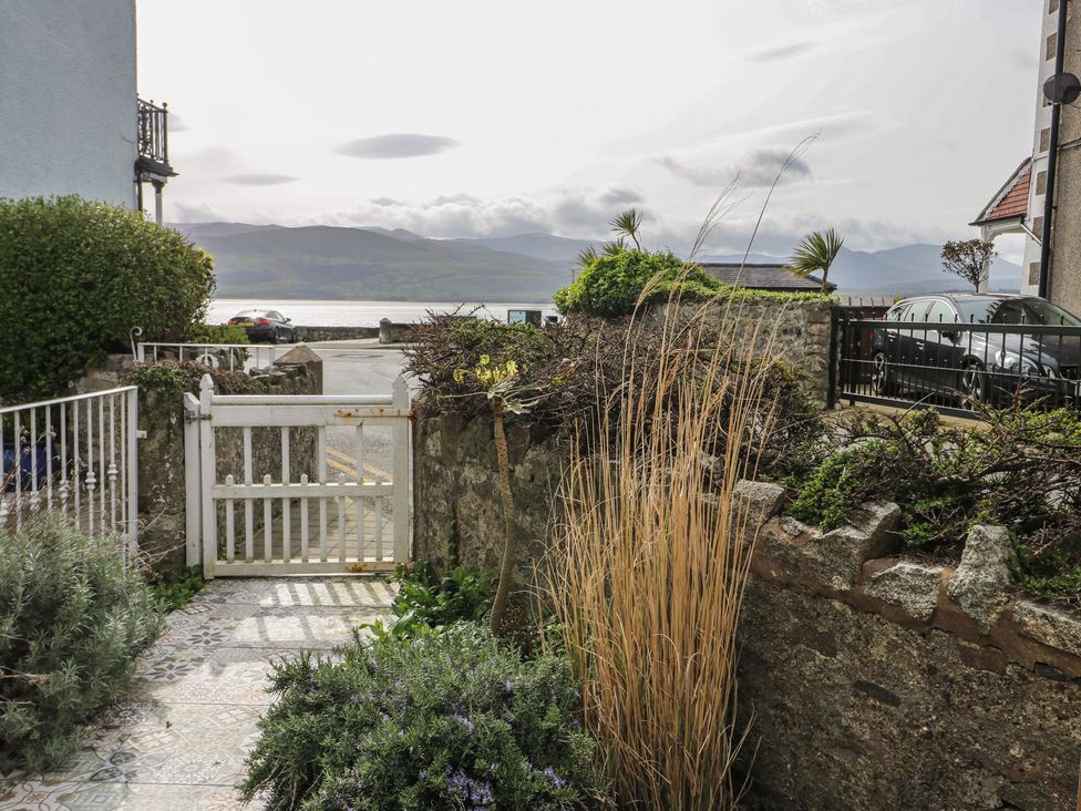 An outdoor pathway with a gate and plants at Bryn Y Mor in Beaumaris