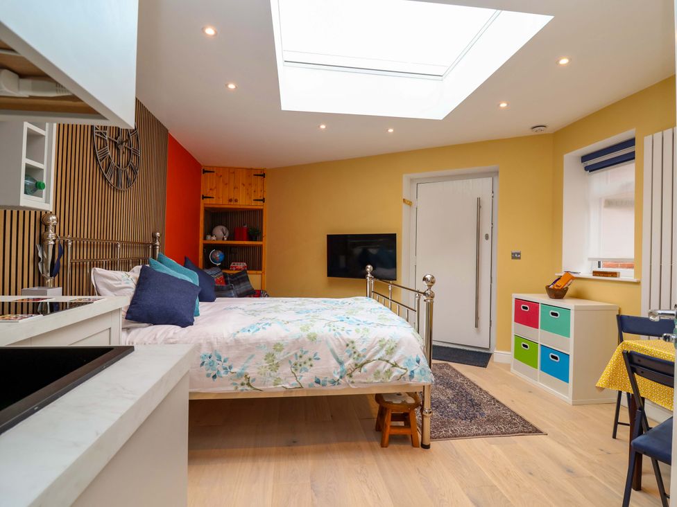 A studio with a bed and TV at Skylights in Hoole