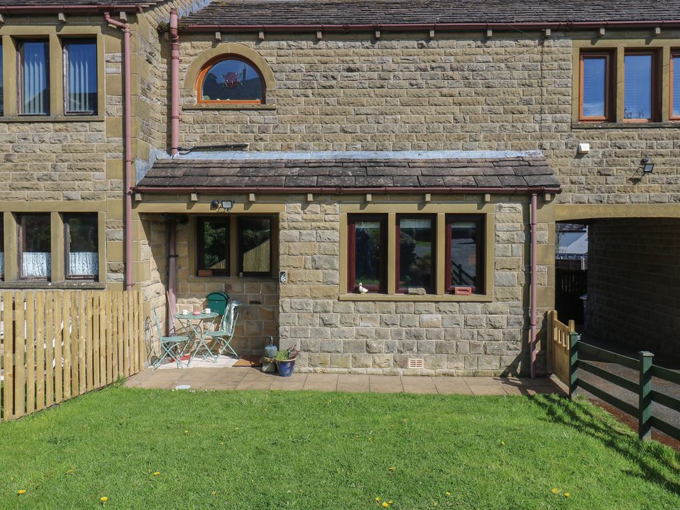 An outdoor area with a table and chairs at Underview in Jackson Bridge
