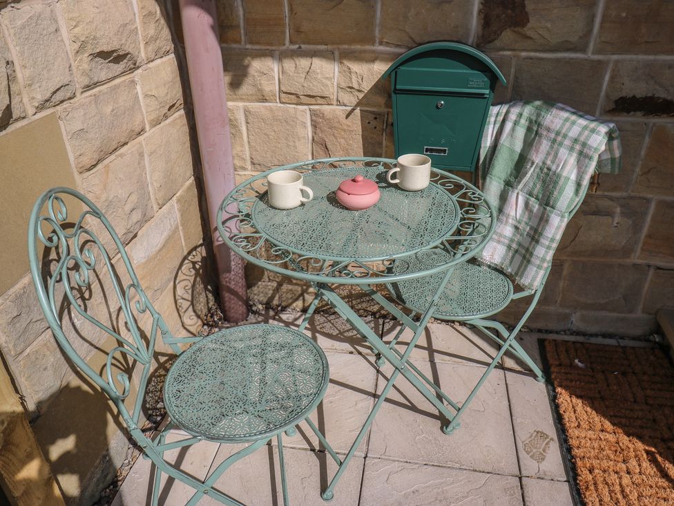 A table with chairs and a mailbox at Underview in Jackson Bridge