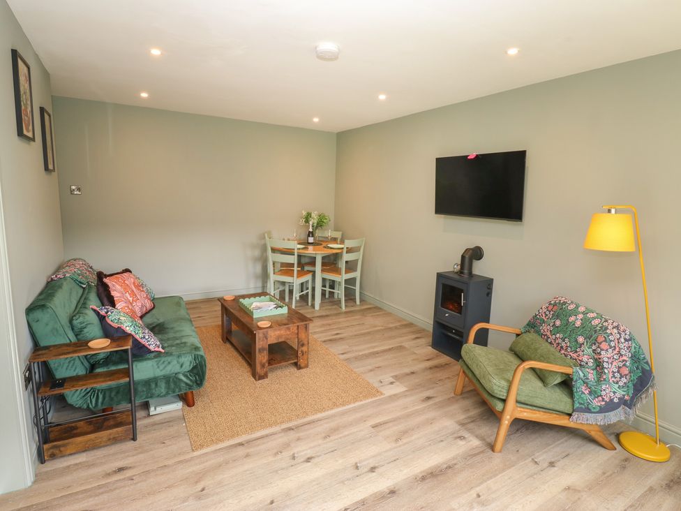 A living room with a sofa and dining area at Underview in Jackson Bridge