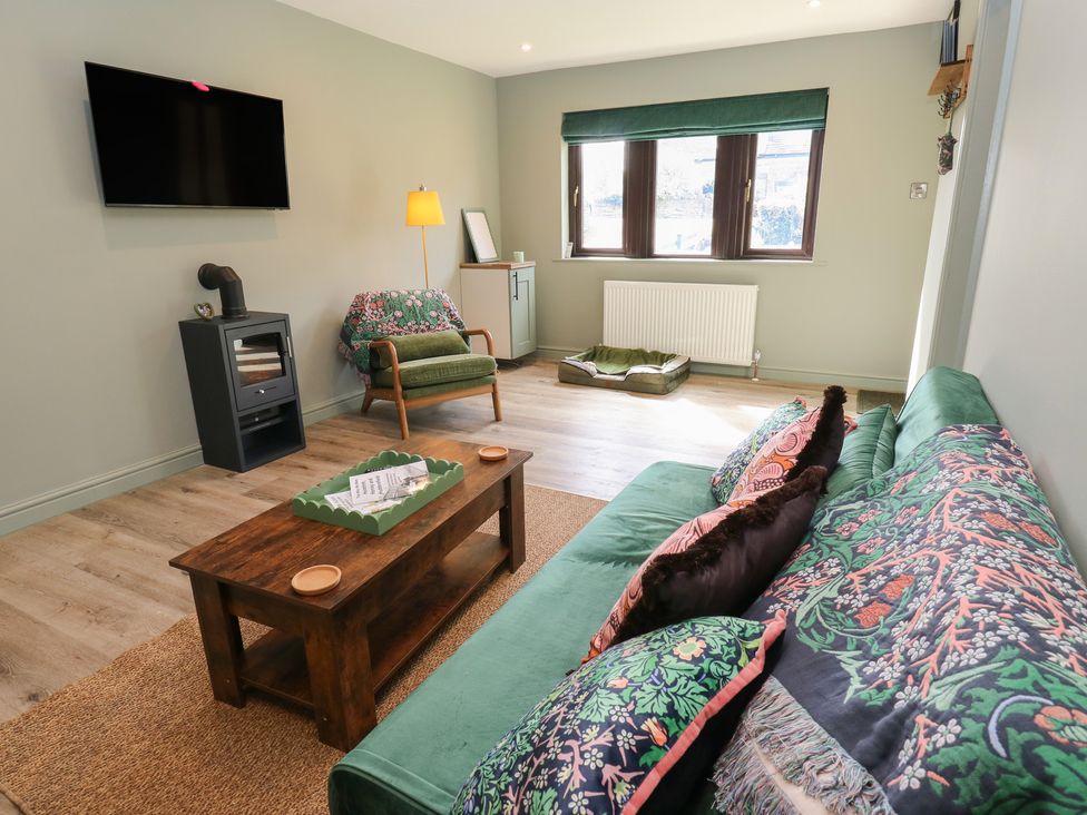 A living room with a sofa and coffee table at Underview in Jackson Bridge