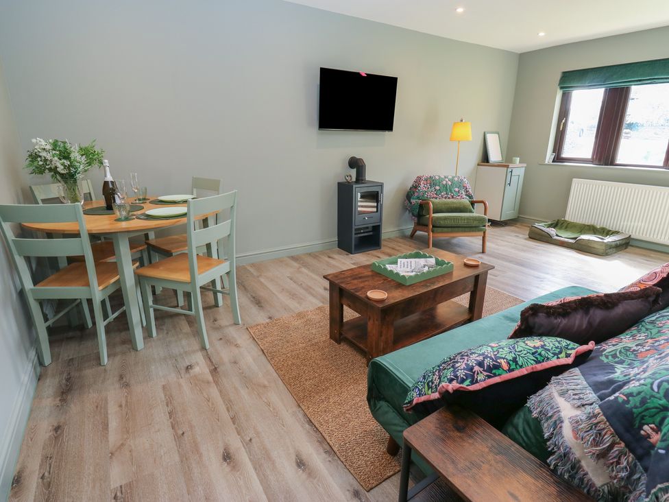 A living room with a dining area and a sofa at Underview in Jackson Bridge