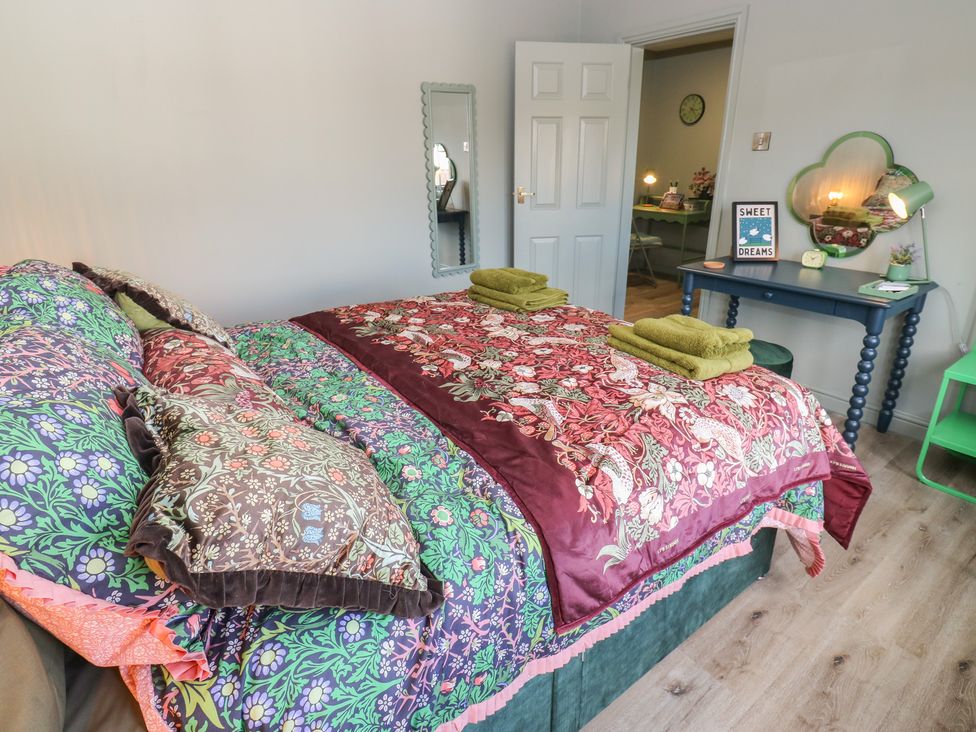 A bedroom with a bed, towels, and a table at Underview in Jackson Bridge