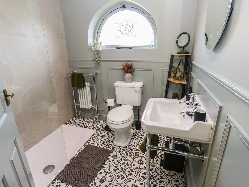 A bathroom with a sink and toilet at Underview in Jackson Bridge