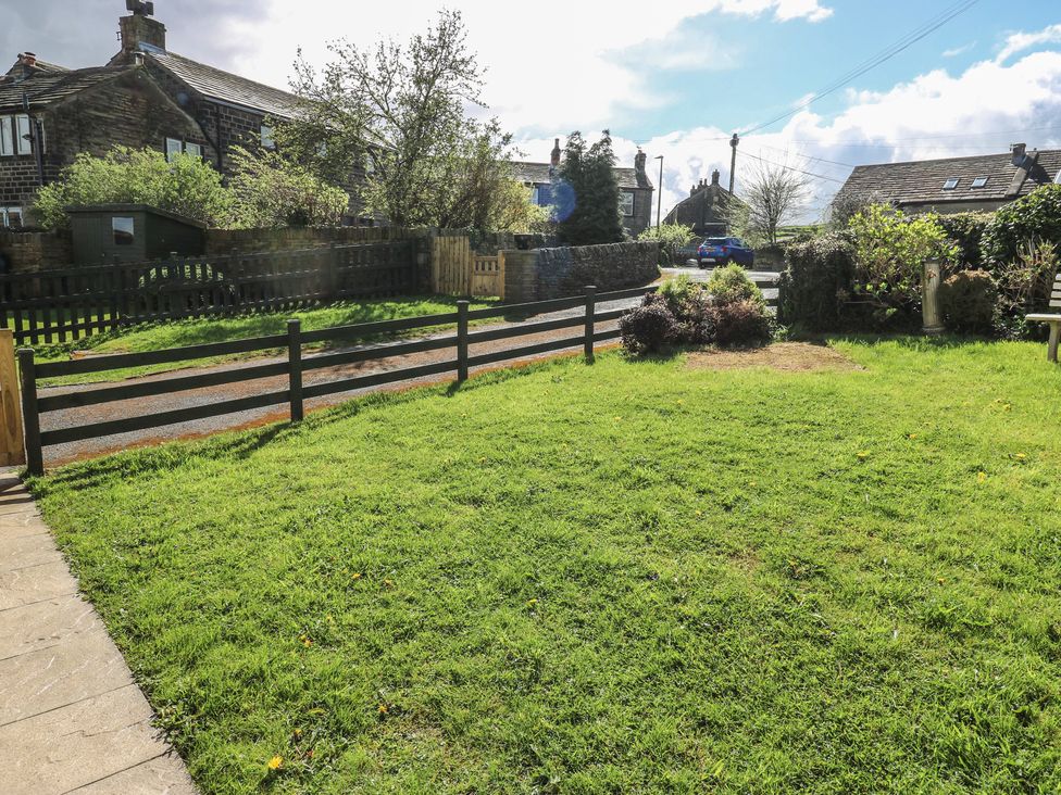 A garden with grass and a fence at Underview in Jackson Bridge